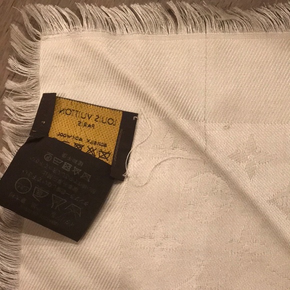 Louis Vuitton monogram scarf - Picture 6 of 8